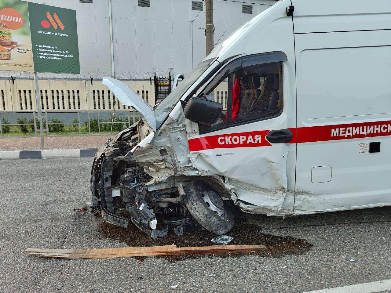 В массовой аварии в Новороссийске пострадали водитель и пациентка скорой помощи